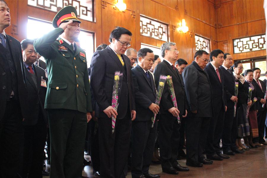 Đoàn dâng hoa, dâng hương lên anh linh Chủ tịch Hồ Chí Minh
