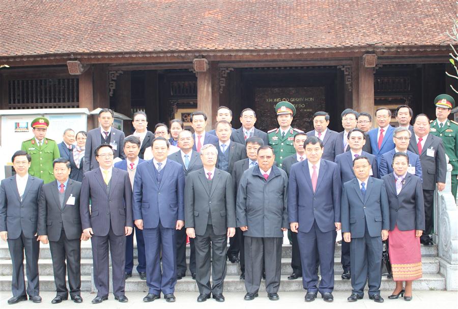Chụp ảnh lưu niệm tại Khu di tích Kim Liên, Nam Đàn