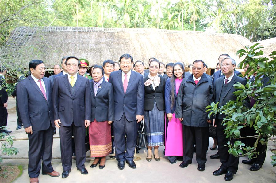 Chụp ảnh lưu niệm tại Khu di tích Kim Liên, Nam Đàn