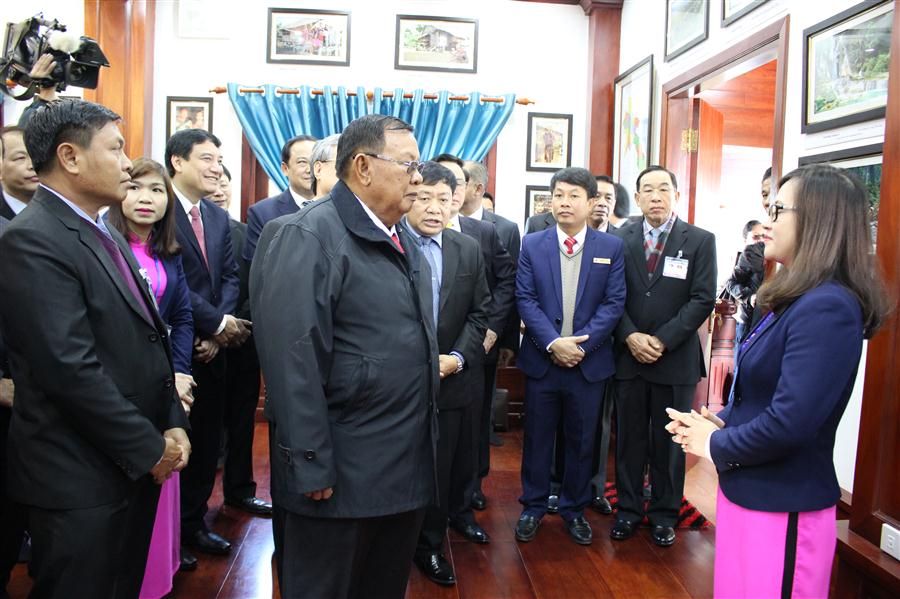 Đến thăm ngôi nhà sàn lưu niệm Chủ tịch Hồ Chí Minh do nước CHDCND Lào tặng tại Khu di tích Kim Liên