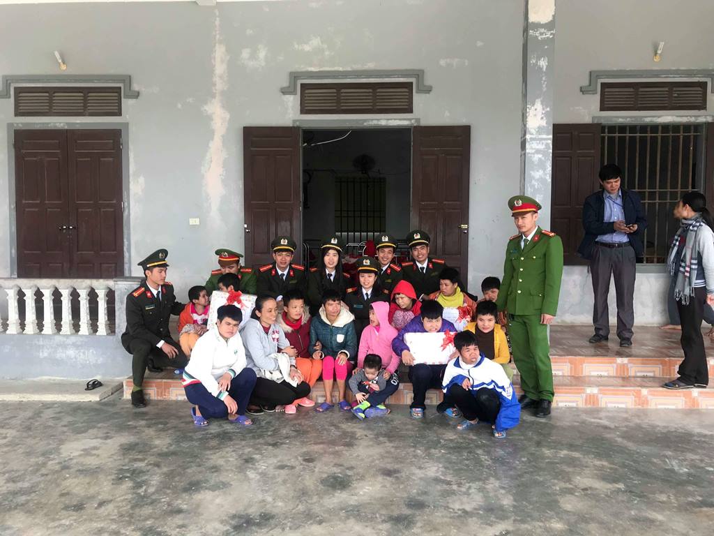 Mang Giáng sinh sớm đến cho các em nhỏ tại 'Mái ấm Thiên ân'