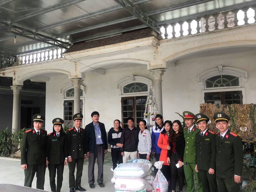 Những phần quà được trao đến trung tâm nhằm tạo không khí giáng sinh an lành, ấm áp cho các em nhỏ