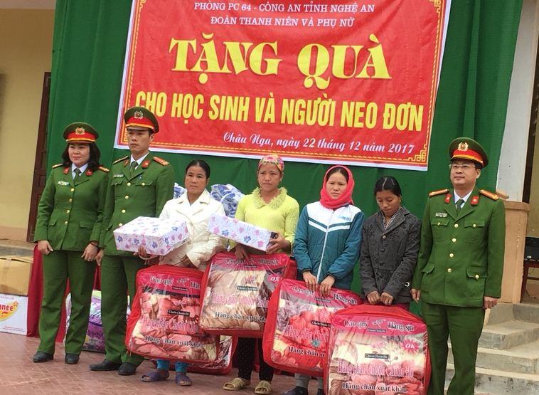 Tặng quà học sinh và người nghèo tại Quỳ Hợp và Quỳ Châu