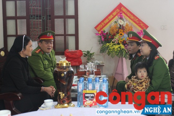 Đại úy Hồ Trung Thông, Phó Trưởng Công an huyện và đại diện Hội Phụ nữ, Công đoàn, Đoàn Thanh niên thăm hỏi các nữ tu của Tu viện Trang Nứa