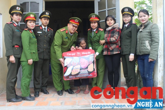 Đoàn thăm hỏi, tặng quà cho các hộ công giáo có hoàn cảnh khó khăn ở xã Hưng Trung