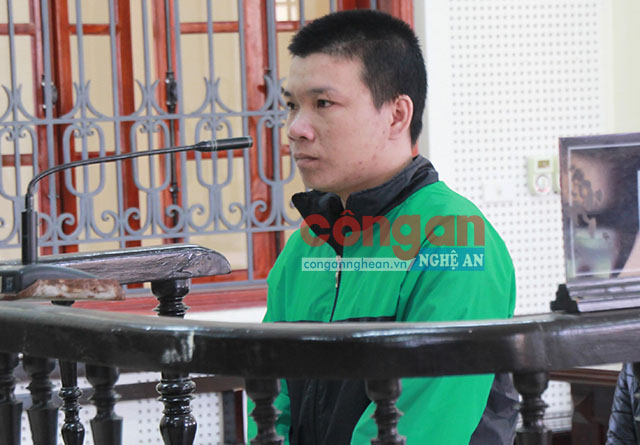 Giở trò đồi bại với cháu bé rồi nói mẹ sang làm vía