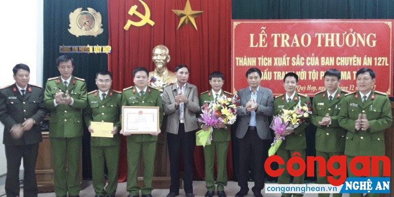 UBND huyện Quỳ Hợp trao thưởng cho Ban chuyên án 127L