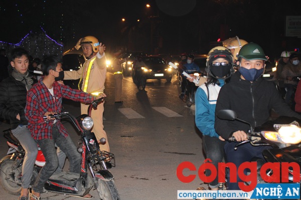 Chỉ huy giao thông nơi tập trung xe cọ, phương tiện đi vào khu vui chơi