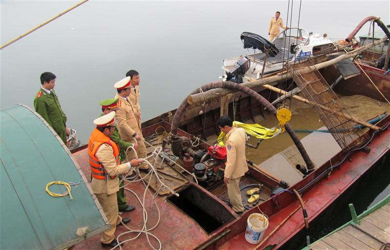 Hành vi khai thác cát sỏi trái phép đang được lực lượng Công an quyết liệt xử lý