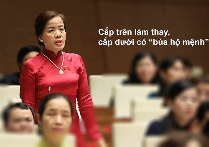 Phát biểu tại phiên thảo luận của Quốc hội sáng 30/10, đại biểu Nguyễn Thị Kim Thúy (Đà Nẵng) phân tích một trong những hạn chế trong cải cách bộ máy hành chính giai đoạn 2011-2015 là việc phân cấp chưa được tích cực thực hiện, biểu hiện là tình trạng cấp trên ôm đồm, bao biện còn cấp dưới đùn đẩy trách nhiệm lên cấp trên. Do đó, mỗi khi đổ vỡ, hỏng việc, cấp dưới có 