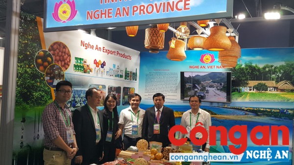 Chủ tịch UBND tỉnh Nguyễn Xuân Đường tham quan gian hàng thương mại tham gia trưng bày tại Đà Nẵng trong khuôn khổ Hội nghị Thượng đỉnh APEC 2017