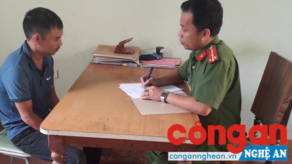 Trong năm 2017, công tác quốc phòng- an ninh được giữ vững; trật tự ATXH đảm bảo, phục vụ phát triển KTXH của tỉnh ( Trong ảnh: Công an huyện Anh Sơn lấy lời khai đối tượng phạm tội)