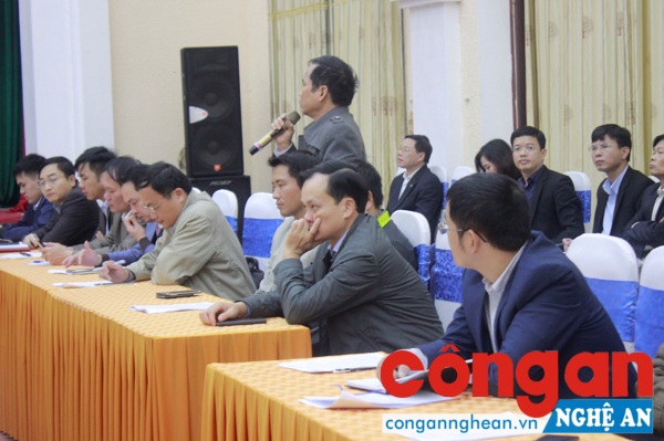 Phóng viên các báo, đài nêu câu hỏi tại cuộc họp báo vào chiều 25/12