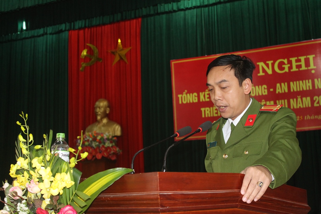 Đồng chí Trung tá Tạ Đình Tuấn - Trưởng Công an huyện trình bày báo cáo tổng kết công tác QP-AN