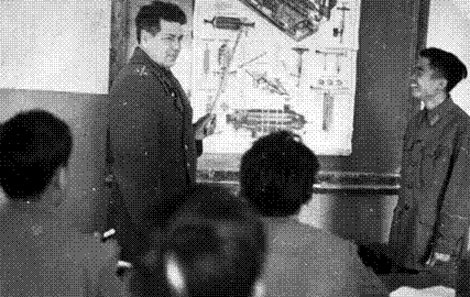 Trung tá Ivanov Aleksandr - giáo viên về đạn tên lửa.