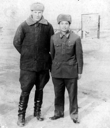 Tác giả và chuẩn úy chuyên nghiệp Karetnikov Konstantin, giáo viên thực hành môn nhiên liệu cho đạn tên lửa.