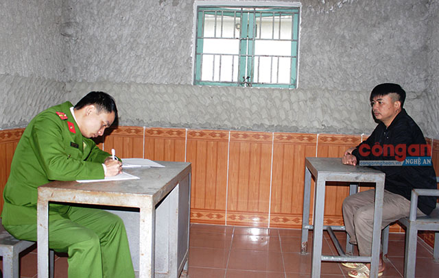 Điều tra viên Phòng Cảnh sát Kinh tế lấy lời khai của bị can Phan Văn Trung