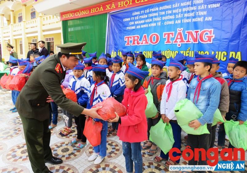 Tặng quà cho các em học sinh có hoàn cảnh khó khăn