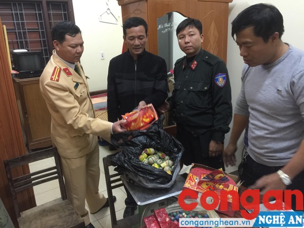 Bắt đối tượng vận chuyển 7,5 kg pháo trái phép