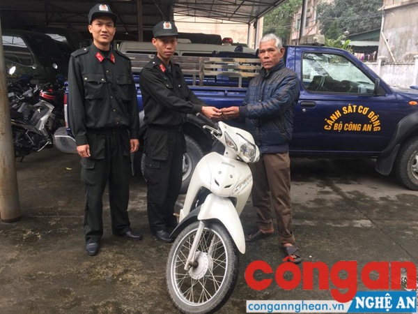 Trao trả xe máy cho người bị mất