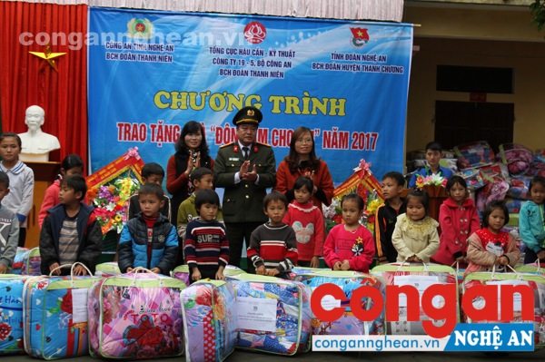 Trao 350 suất quà đến với học sinh vùng biên giới