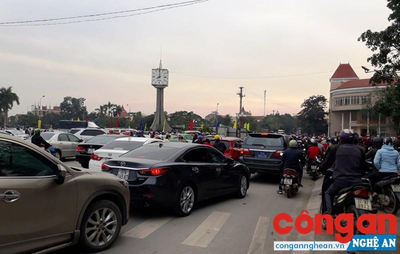 Vòng xuyến Hải quan là một trong những vị trí thường xảy ra ùn tắc giao thông của TP Vinh