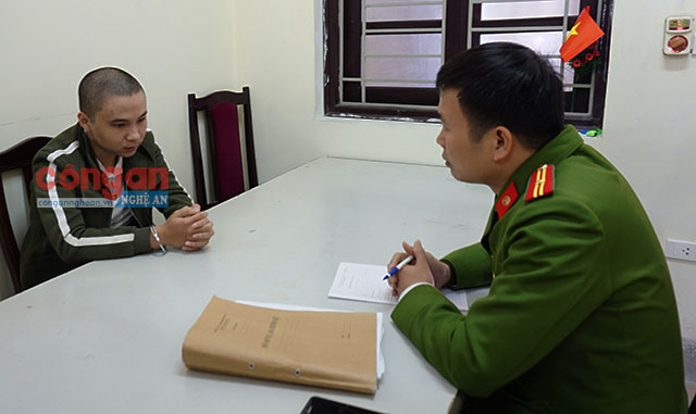 Gã sinh viên đam mê 'đen - đỏ'