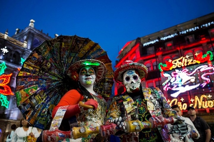 Người dân Mexico hóa trang đón Năm mới 2018. Ảnh:AP