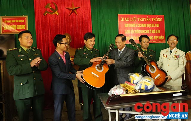 Hội Chiến sỹ cách mạng bị địch bắt, tù đày tỉnh Nghệ An và Trường Đại học Kinh tế Nghệ An giao lưu, tặng quà, nói chuyện truyền thống với cán bộ, chiến sỹ Đồn Biên phòng Tam Quang, huyện Tương Dương