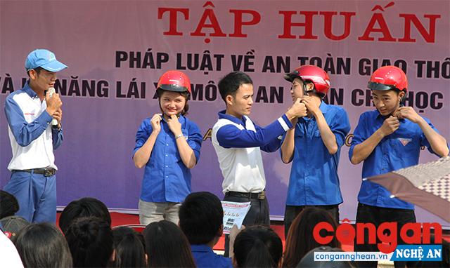 Bộ GD&ĐT phối hợp với Ban ATGT tỉnh, Sở GD&ĐT tổ chức tập huấn lái xe và trao mũ bảo hiểm cho học sinh