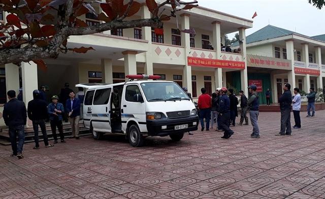 Học sinh dùng khăn quàng đỏ thắt cổ trong lớp học