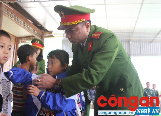 Điểm chính của trường Tiểu hoc Tam Hợp nằm ở bản Phà Lỏm, xã Tam Hợp, từ đường QL7 đi vào đây chỉ gần 20km nhưng đoàn đã mất hơn một tiếng đồng hồ để vượt qua những đoạn đường bùn lầy để mang được những chiếc áo ấm cho học sinh 