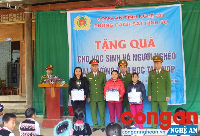 Phòng CSHS tặng quà cho các điểm lẻ của trường Tiểu học Tam Hợp