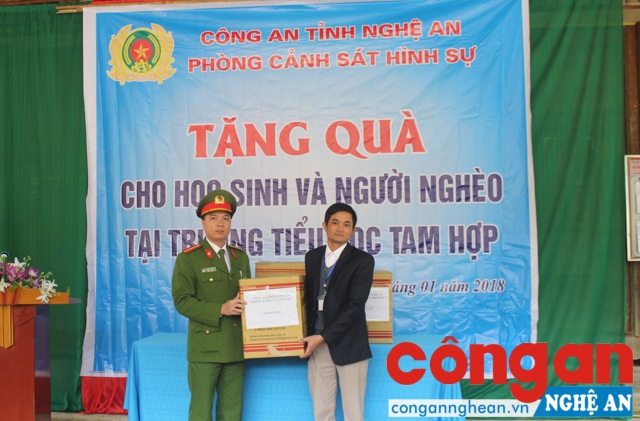 Trao tặng bộ trống đội cho trường TH Tam Hợp