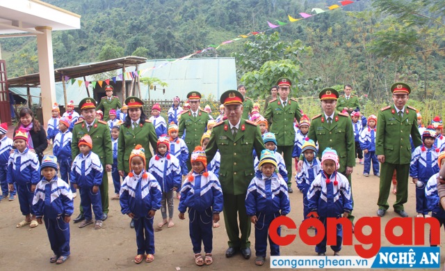 Chụp ảnh lưu niệm cùng 65 học sinh của điểm trường Bản Phồng