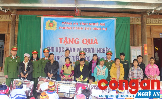 Trao tặng 10 suất quà cho các gia đình có hoàn cảnh khó khăn ở bản Phà Lỏm