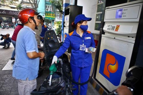 Giá xăng mới có hiệu lực từ 15h ngày 4/1. (Ảnh minh họa)