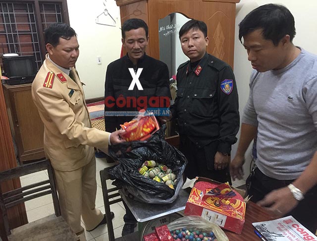 Đối tượng Nguyễn Trọng Hùng (X) cùng tang vật vụ án