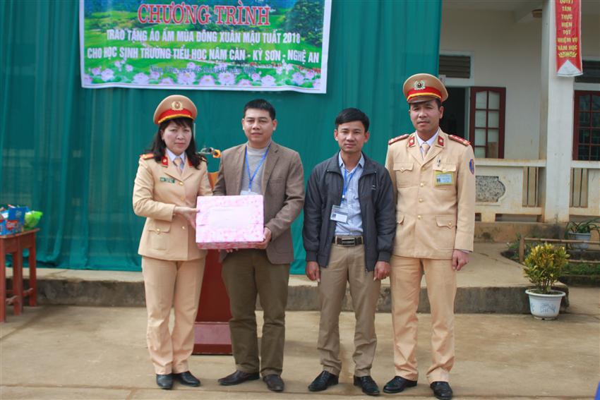 Tặng quà cho BGH trường tiểu học Nậm Căn