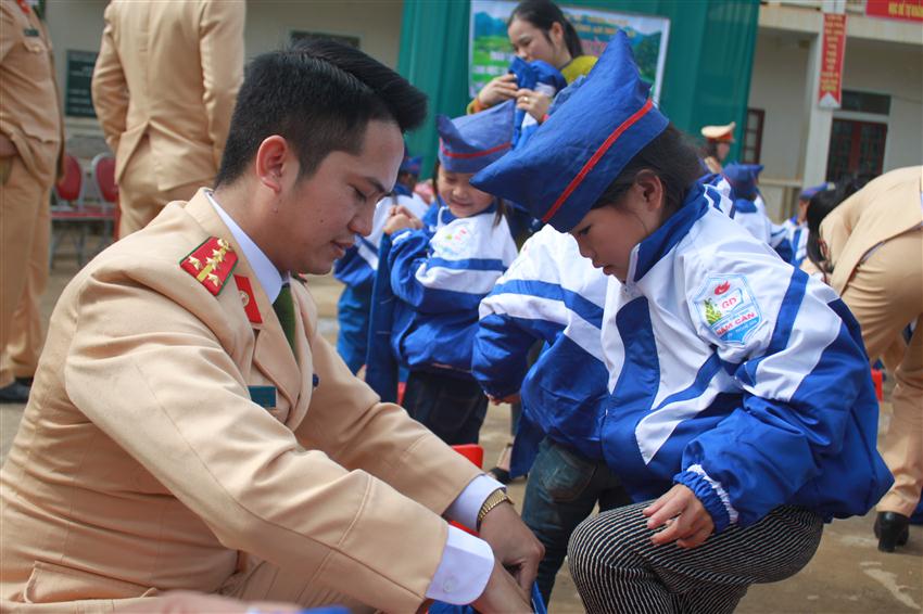 Tặng quà, mang niềm vui đến các em học sinh
