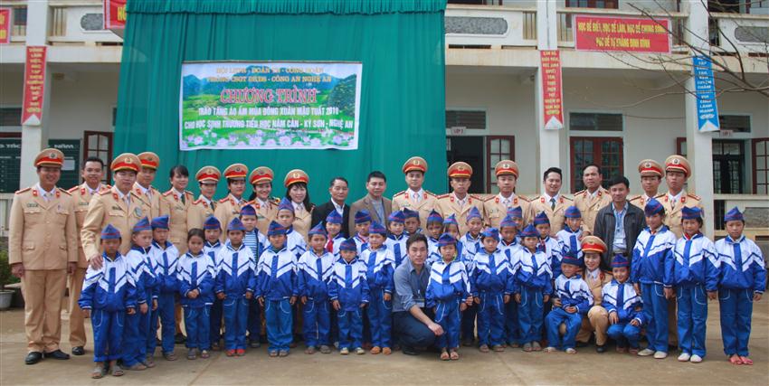 Cùng BGH nhà trường và các em học sinh chụp ảnh lưu niệm