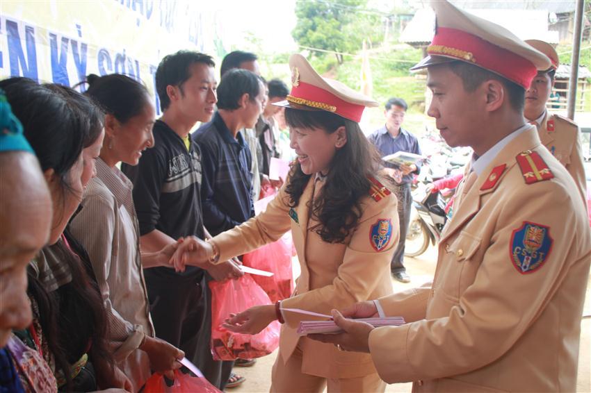 Trao niềm vui đến bà con nhân dân