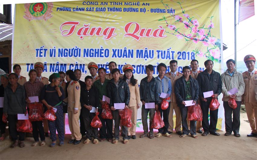 Chụp ảnh lưu niệm cùng bà con nhân dân và cán bộ xã Nậm Càn