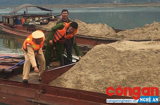 Phát hiện 10 tàu khai thác cát trái phép