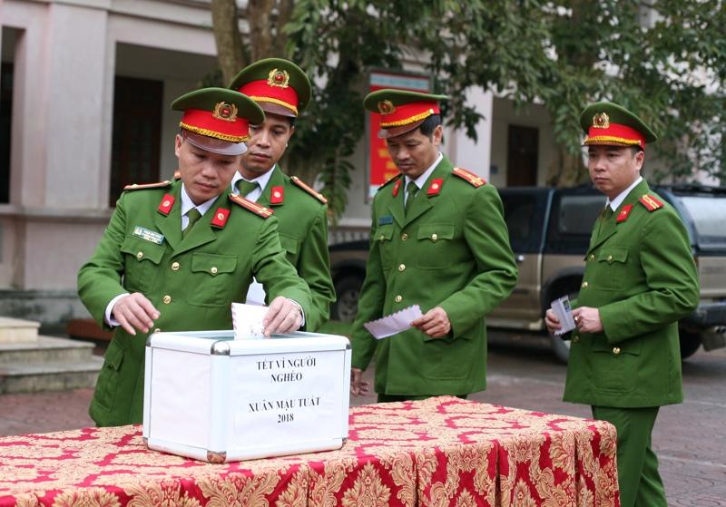 Cán bộ chiến sĩ Cơ quan Cảnh sát điều tra quyên góp cho người nghèo