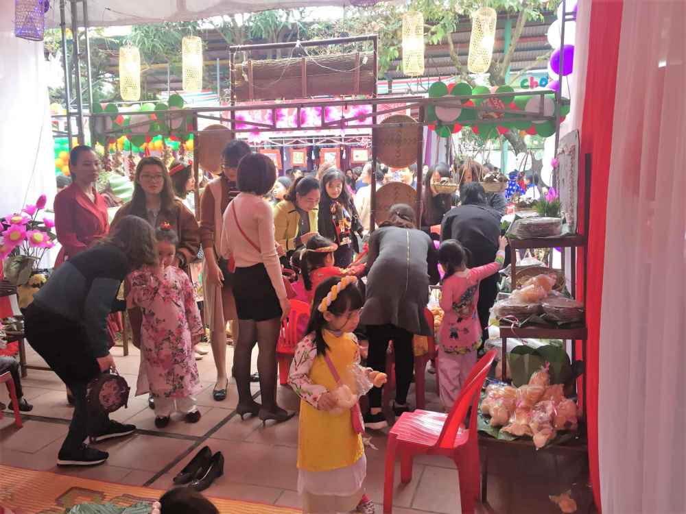 Các gian hàng luôn kín chỗ