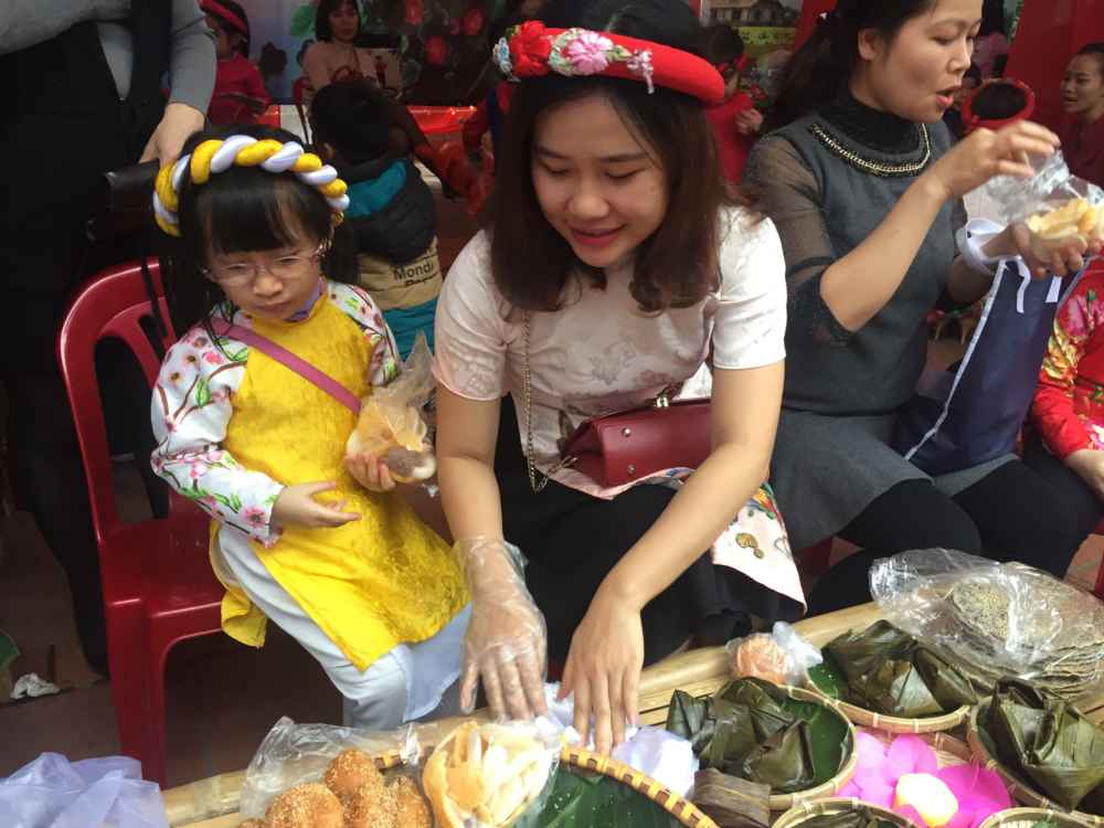 Bé phụ giúp cô bán hàng