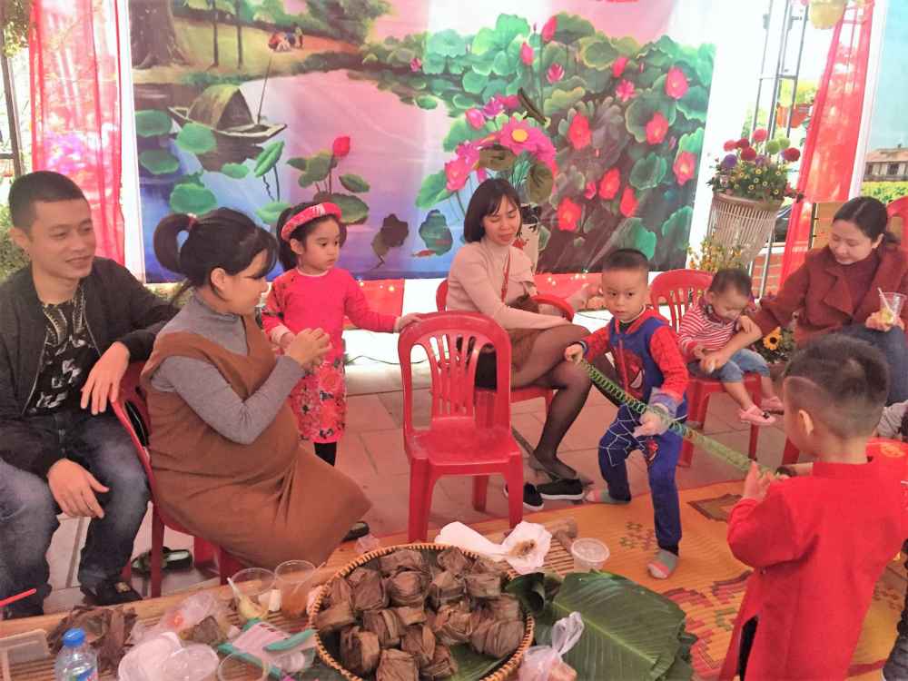 Cả nhà ngồi ăn quà vặt thỏa thích
