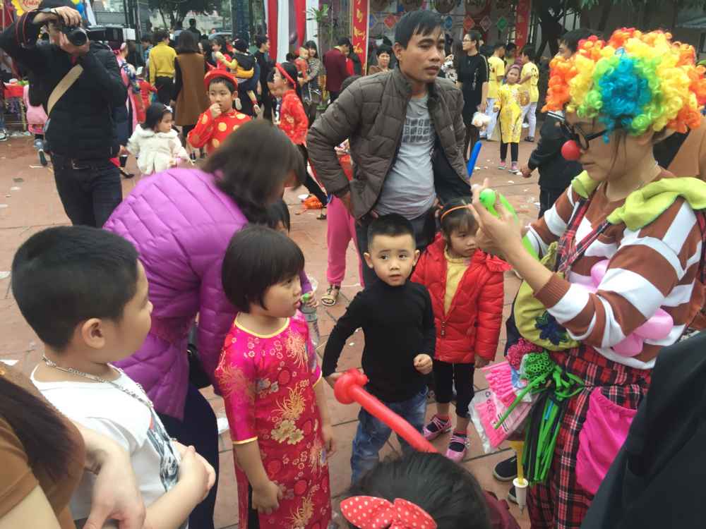 Quây quần bên chú hề kết bóng bay