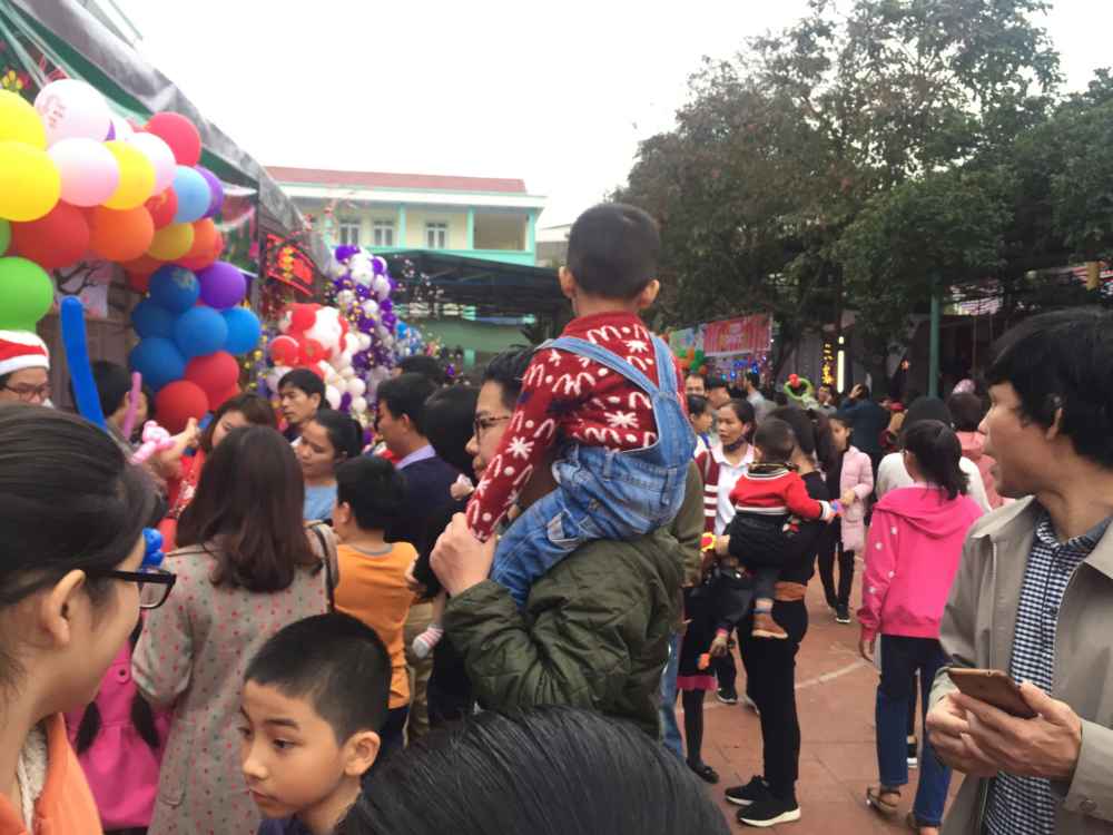 Bố công kênh nào, bé vào lễ hội